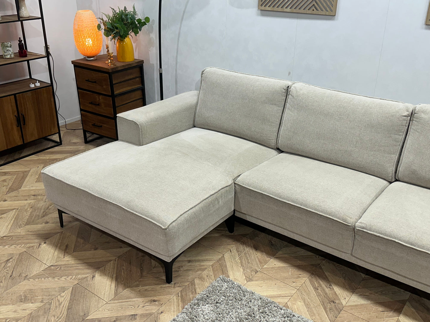 Beige Suède Stoffen Hoekbank ~ Losse Rugkussens Met Afneembare Hoezen