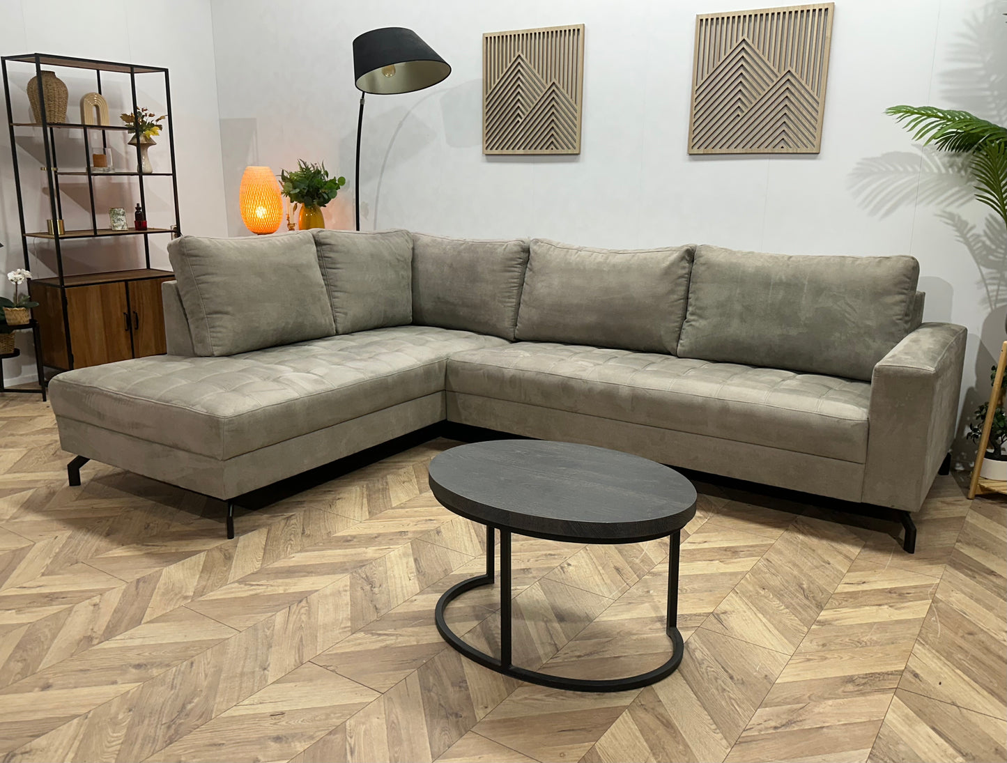 Grijze Suède Stoffen Hoekbank ~ Losse Rugkussens Met Afneembare Hoezen