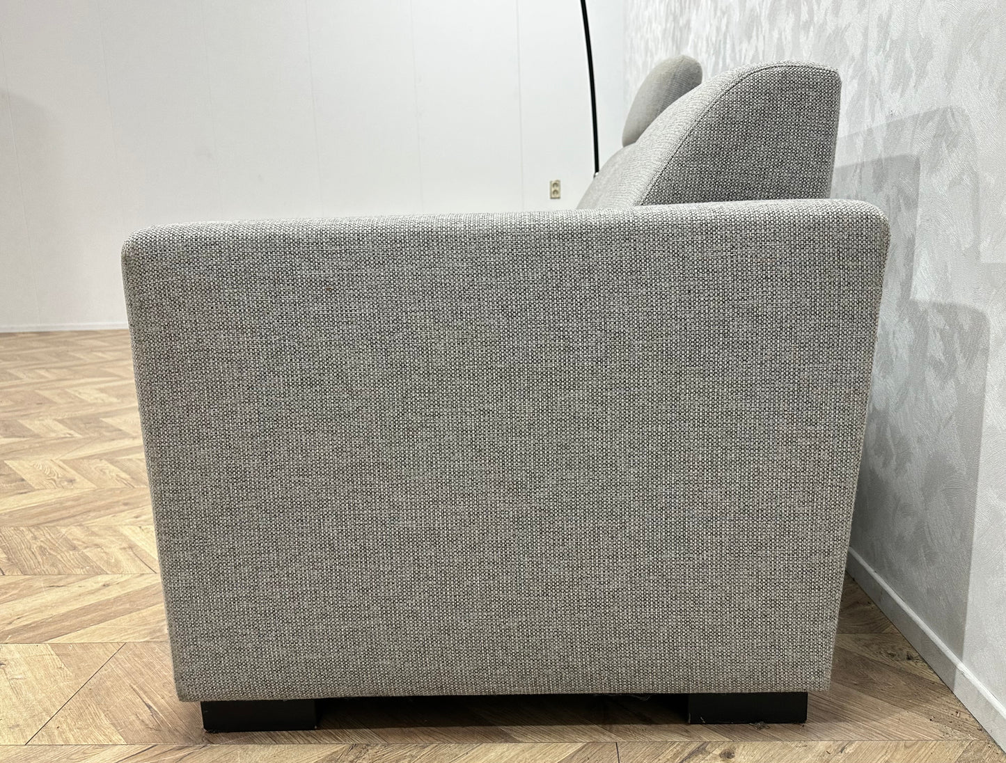 Licht Grijze 2.5-Zits Bank ~ Vaste Kussens