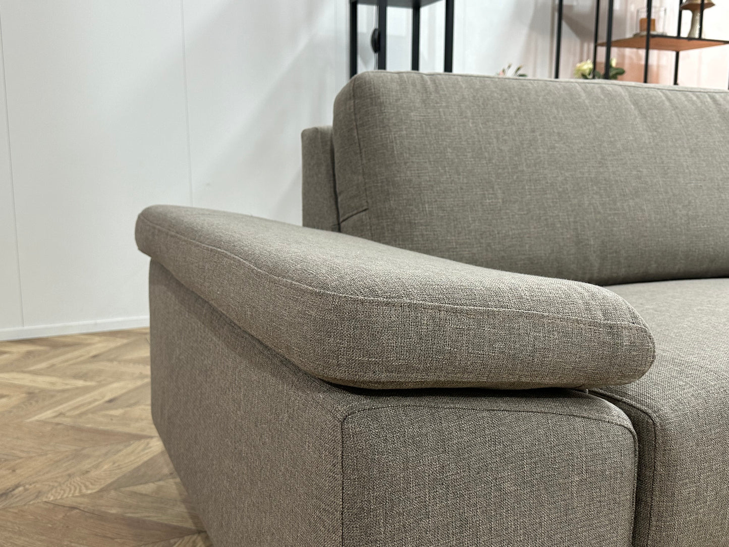 Licht Grijze Ruime Hoekbank ~ Verstelbare Armsteunen