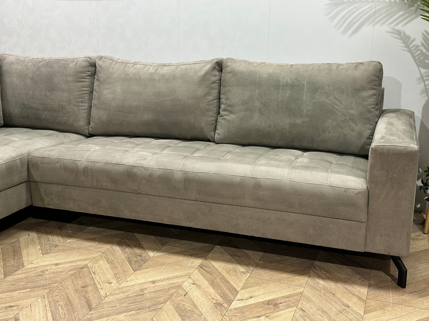 Grijze Suède Stoffen Hoekbank ~ Losse Rugkussens Met Afneembare Hoezen