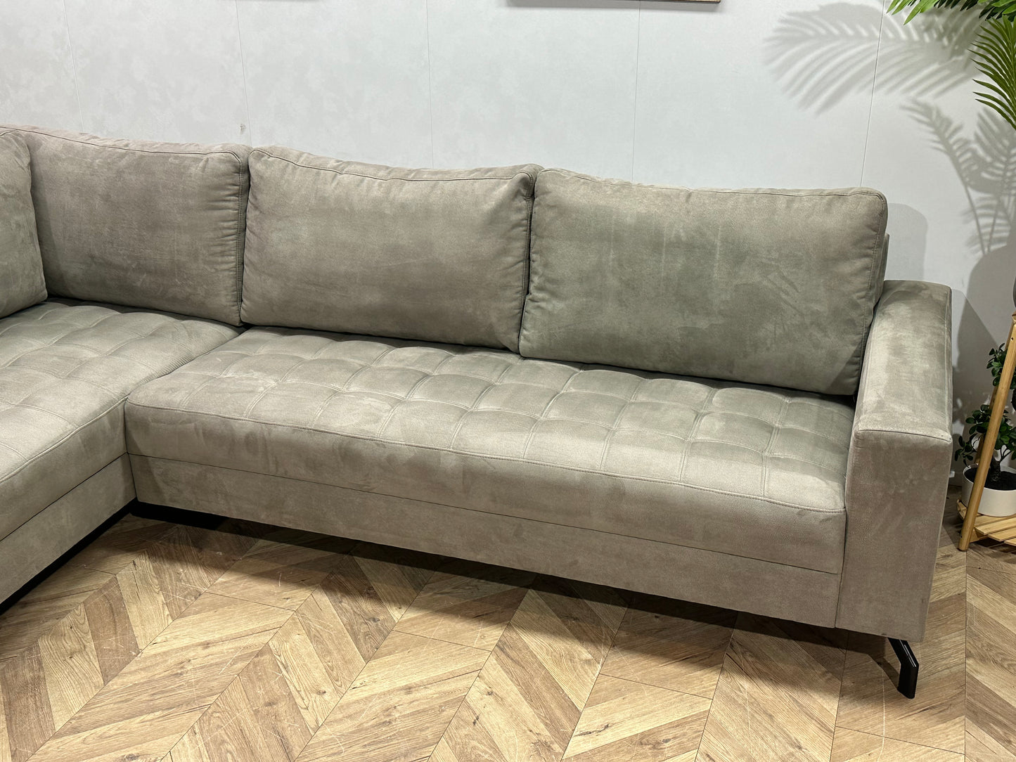 Grijze Suède Stoffen Hoekbank ~ Losse Rugkussens Met Afneembare Hoezen