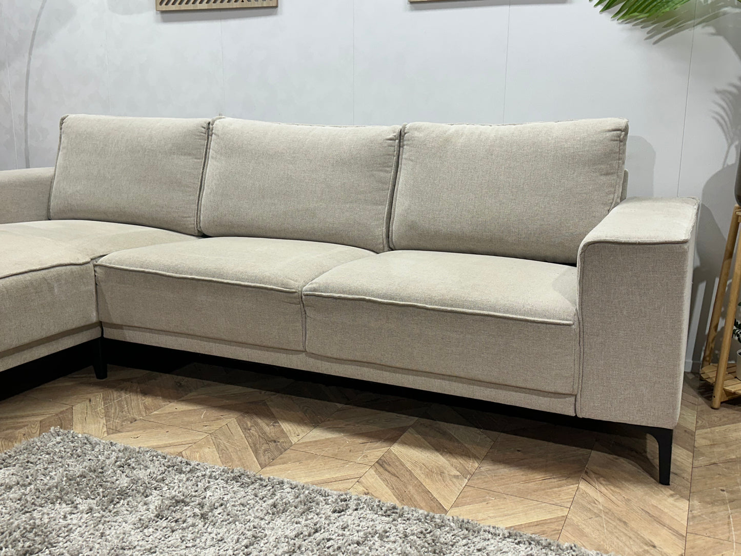 Beige Suède Stoffen Hoekbank ~ Losse Rugkussens Met Afneembare Hoezen