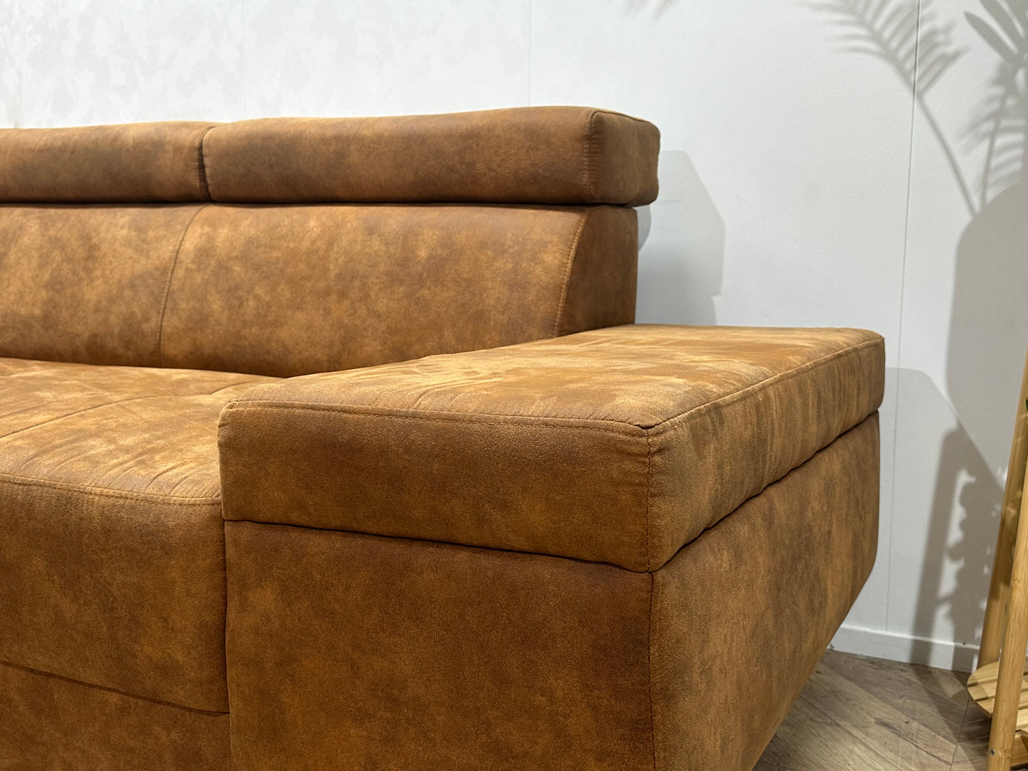 Cognac Bruine Suède Stoffen Hoekbank Inc Hocker ~ Verstelbare Hoofdsteunen ~ Nieuwstaat