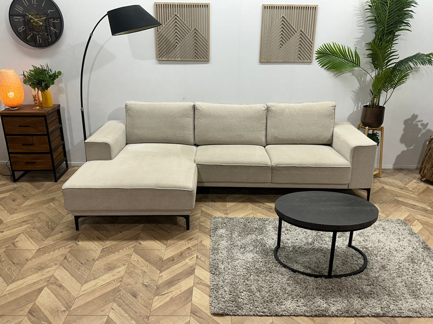 Beige Suède Stoffen Hoekbank ~ Losse Rugkussens Met Afneembare Hoezen