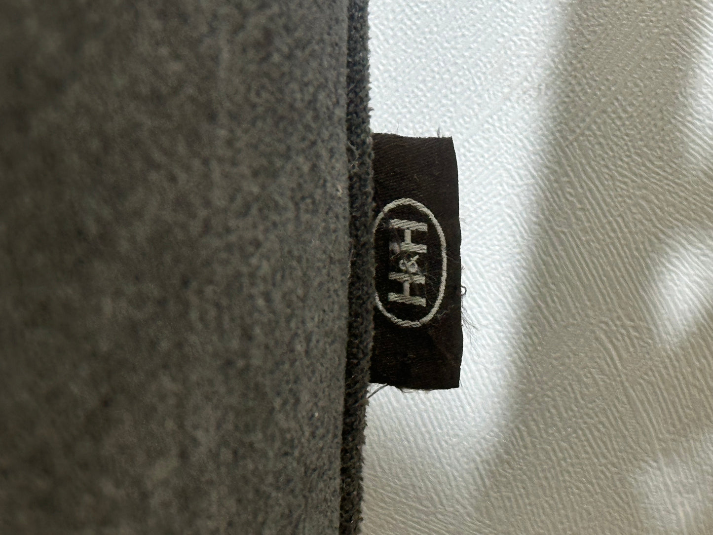 H&H Grijze Suede Stoffen 2.5-Zits Bank ~ Nieuwstaat