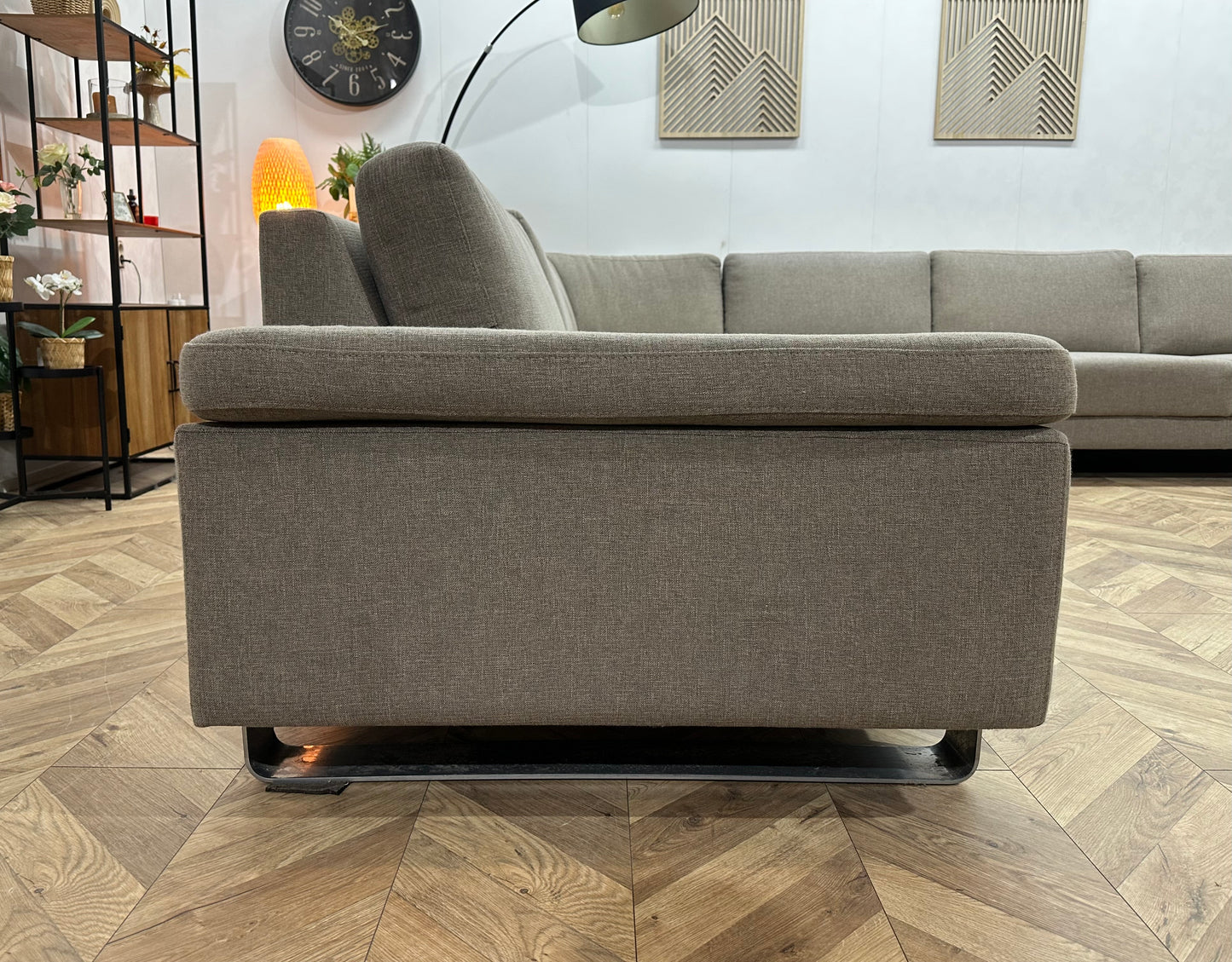 Licht Grijze Ruime Hoekbank ~ Verstelbare Armsteunen