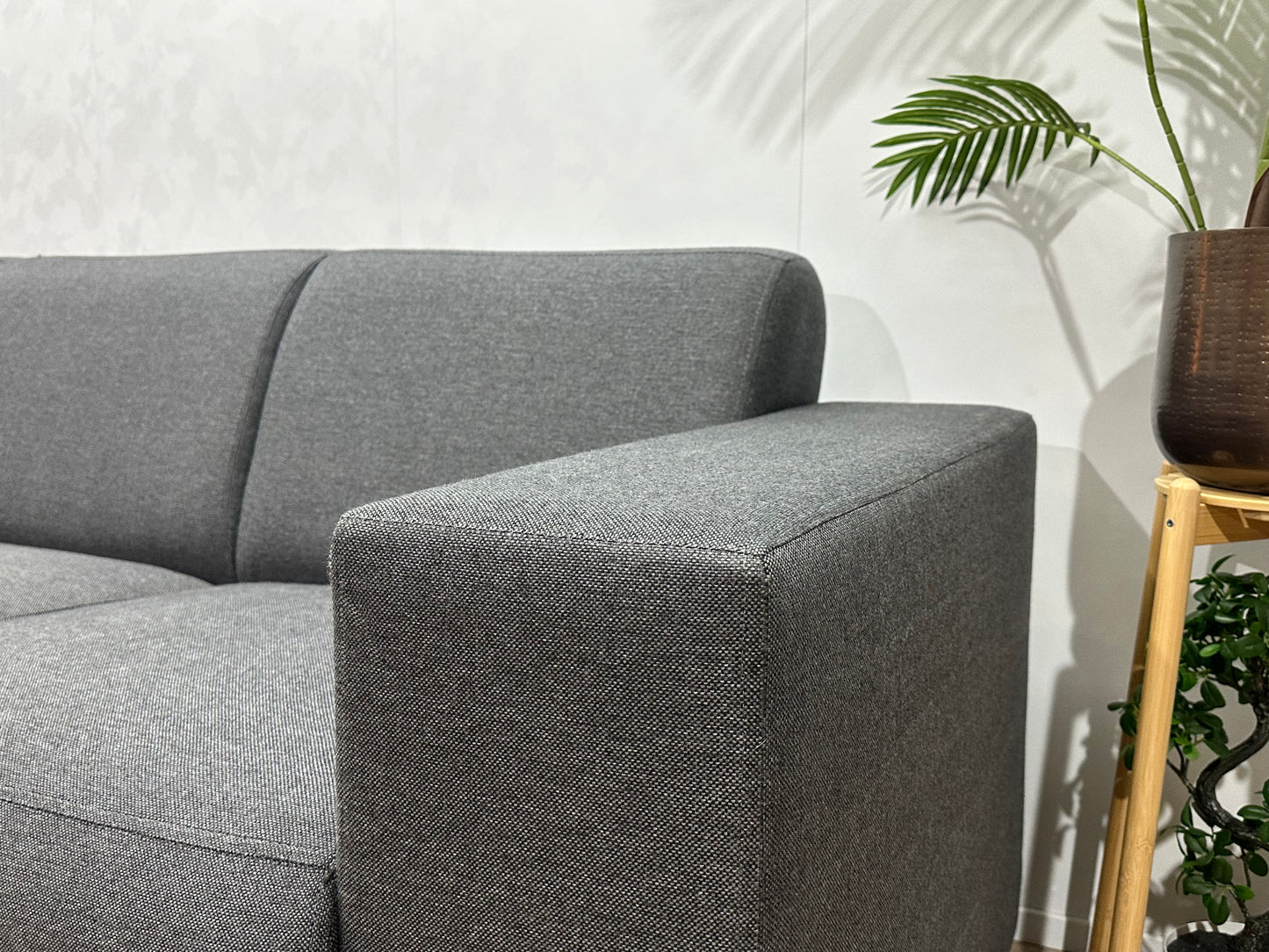 Grijze Ruime Hoekbank ~ Vaste Kussens