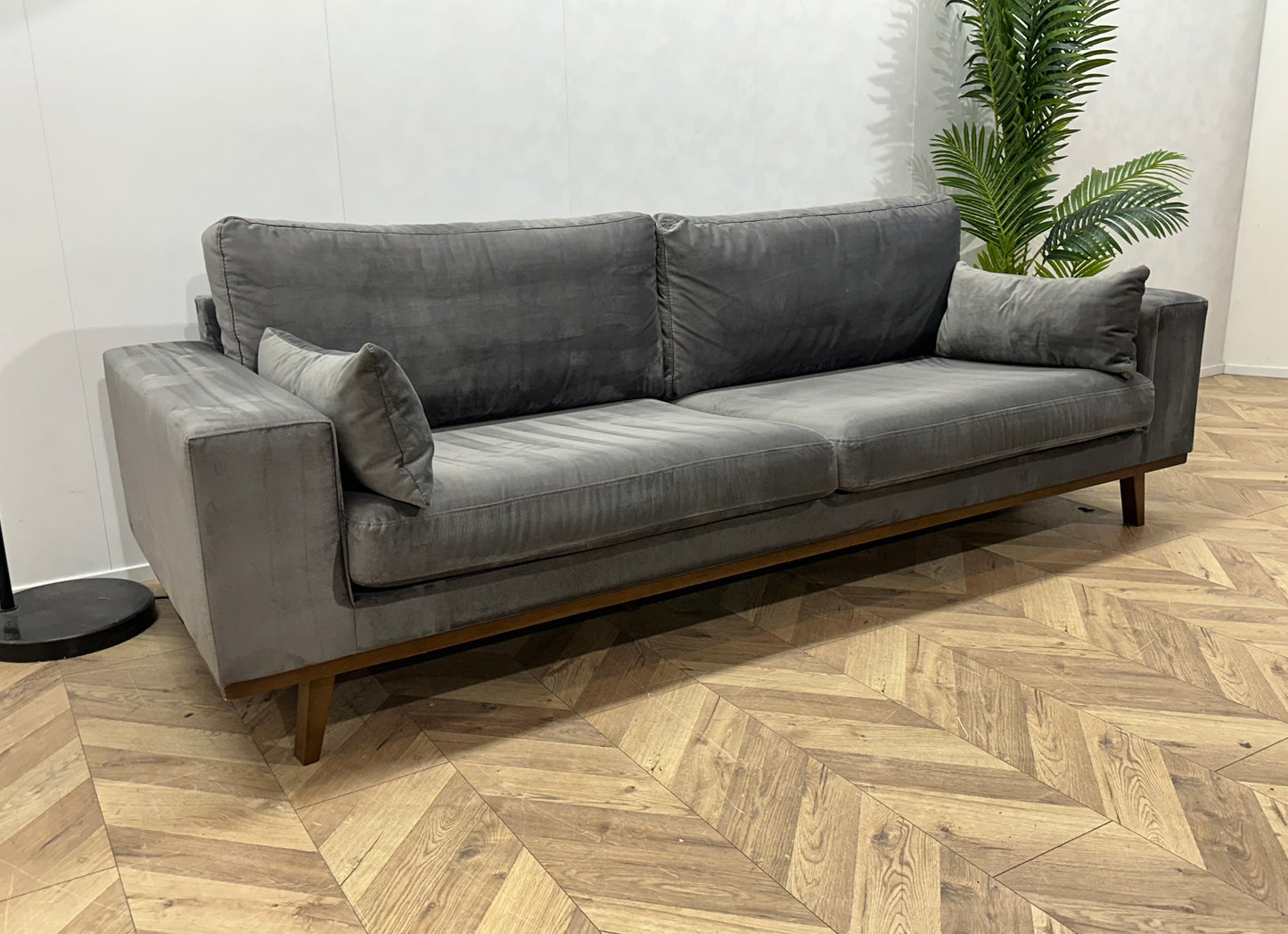 Grijze Velvet 2.5-Zits Bank ~ Losse Kussens Met Afneembare Hoezen