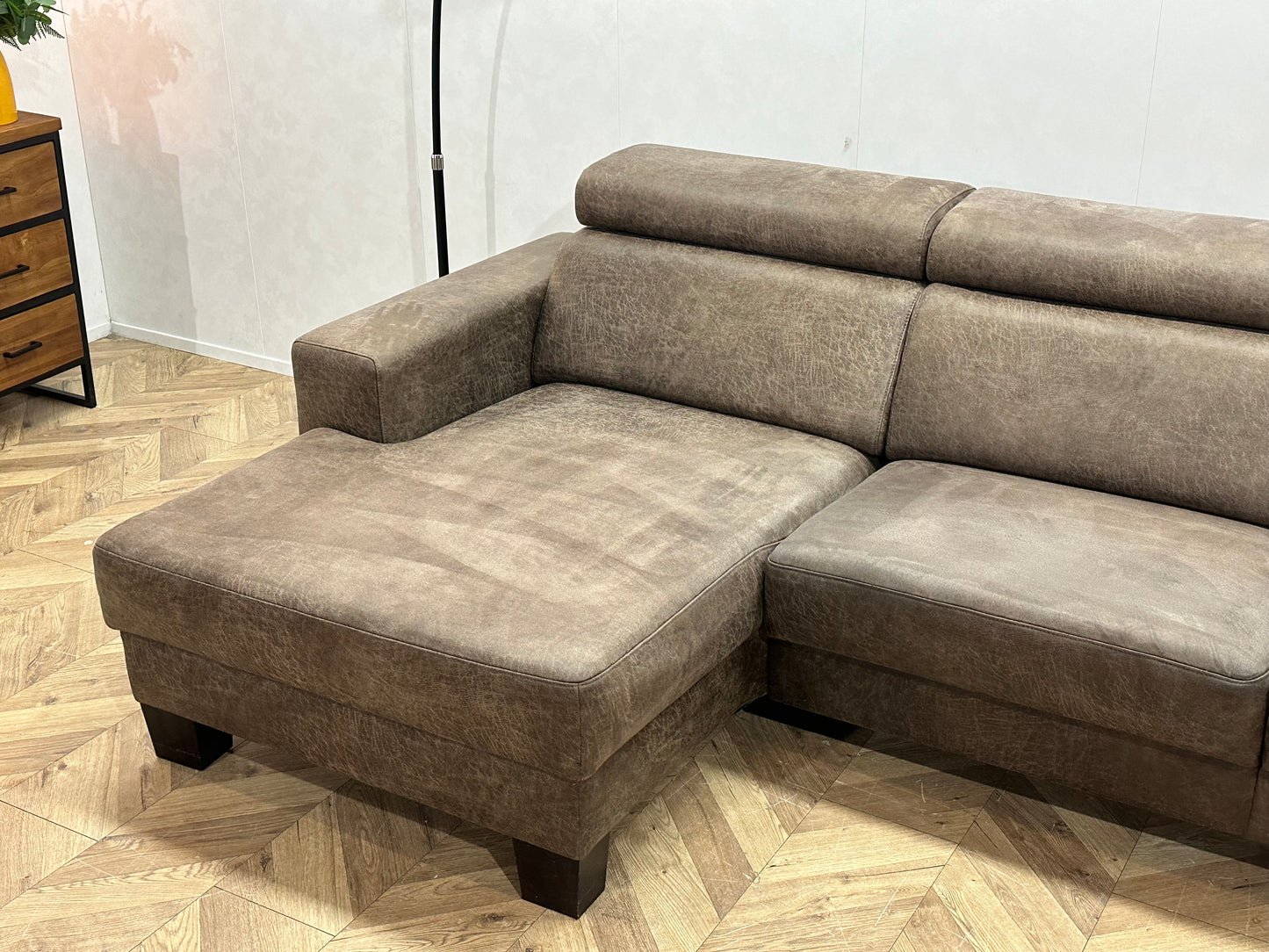 In.House Bruine Suède Stoffen Hoekbank ~ Verstelbare Hoofdsteunen