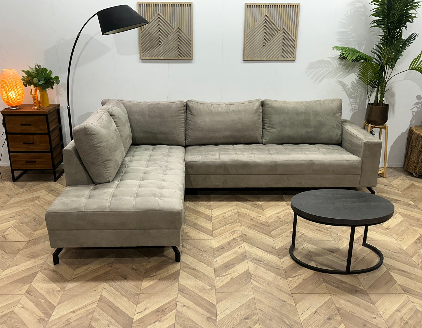 Grijze Suède Stoffen Hoekbank ~ Losse Rugkussens Met Afneembare Hoezen