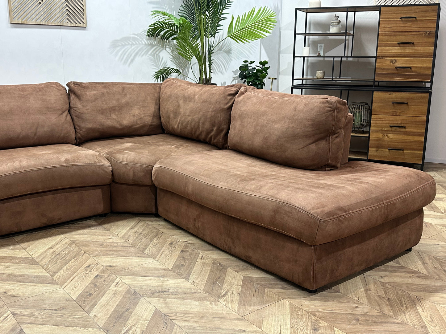 Bruine Suède Stoffen Hoekbank ~ Losse Kussens Met Afneembare Hoezen