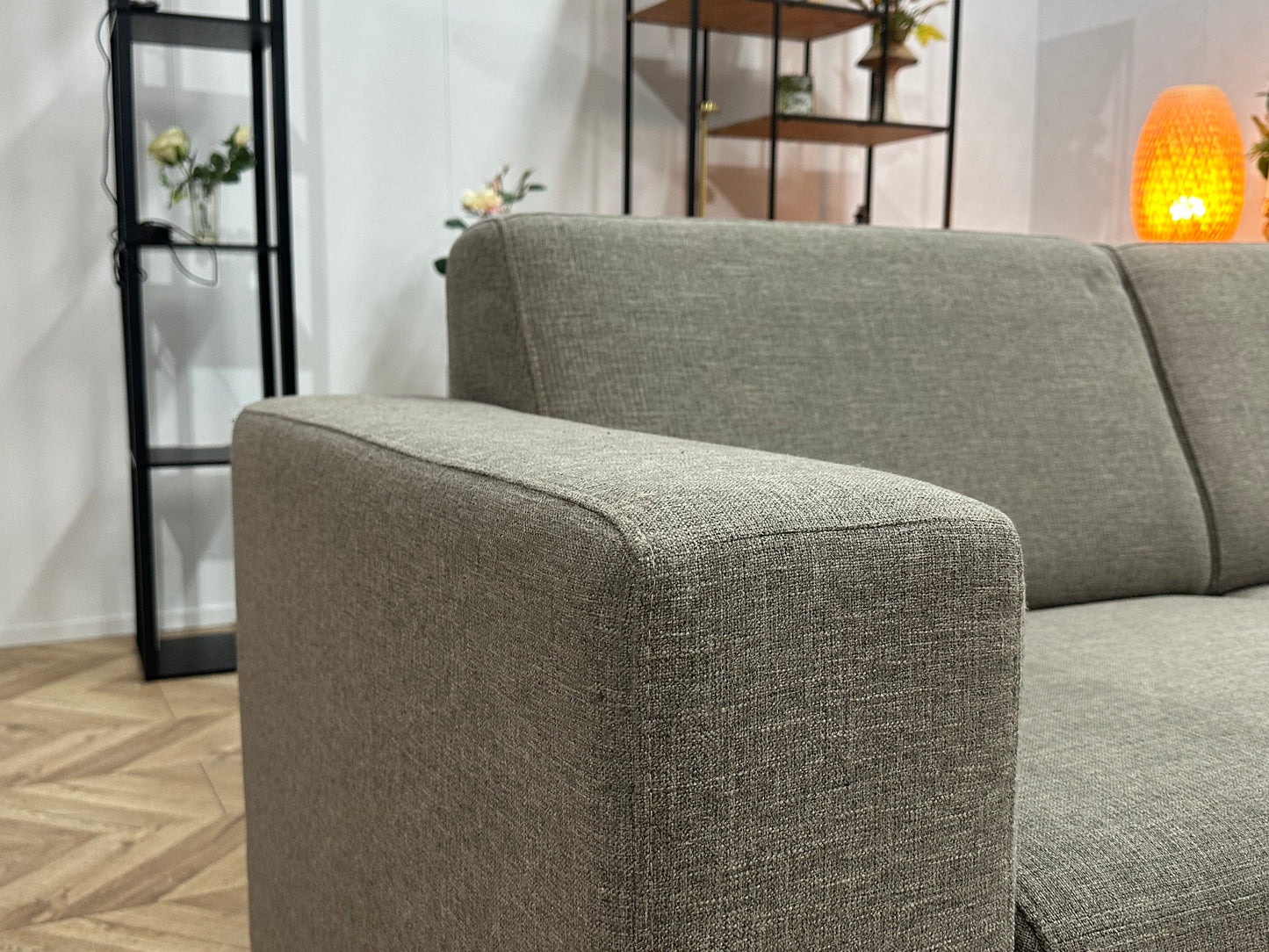 Licht Grijze Hoekbank ~ Vaste Kussens