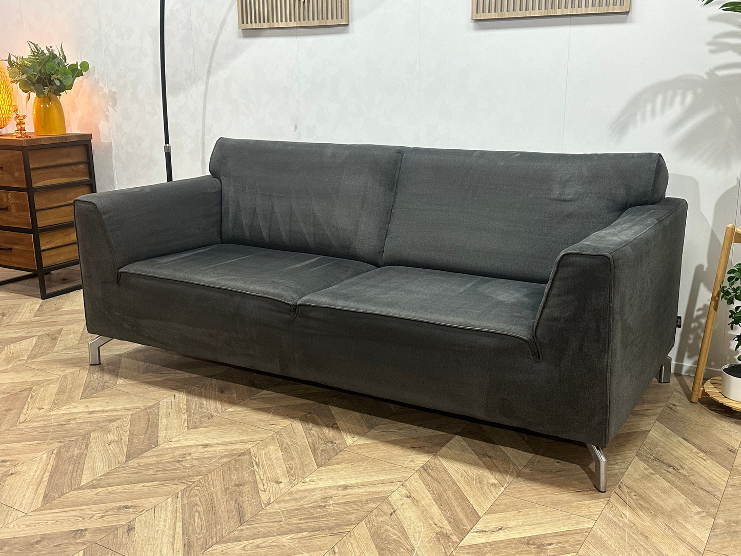 H&H Grijze Suede Stoffen 2.5-Zits Bank ~ Nieuwstaat