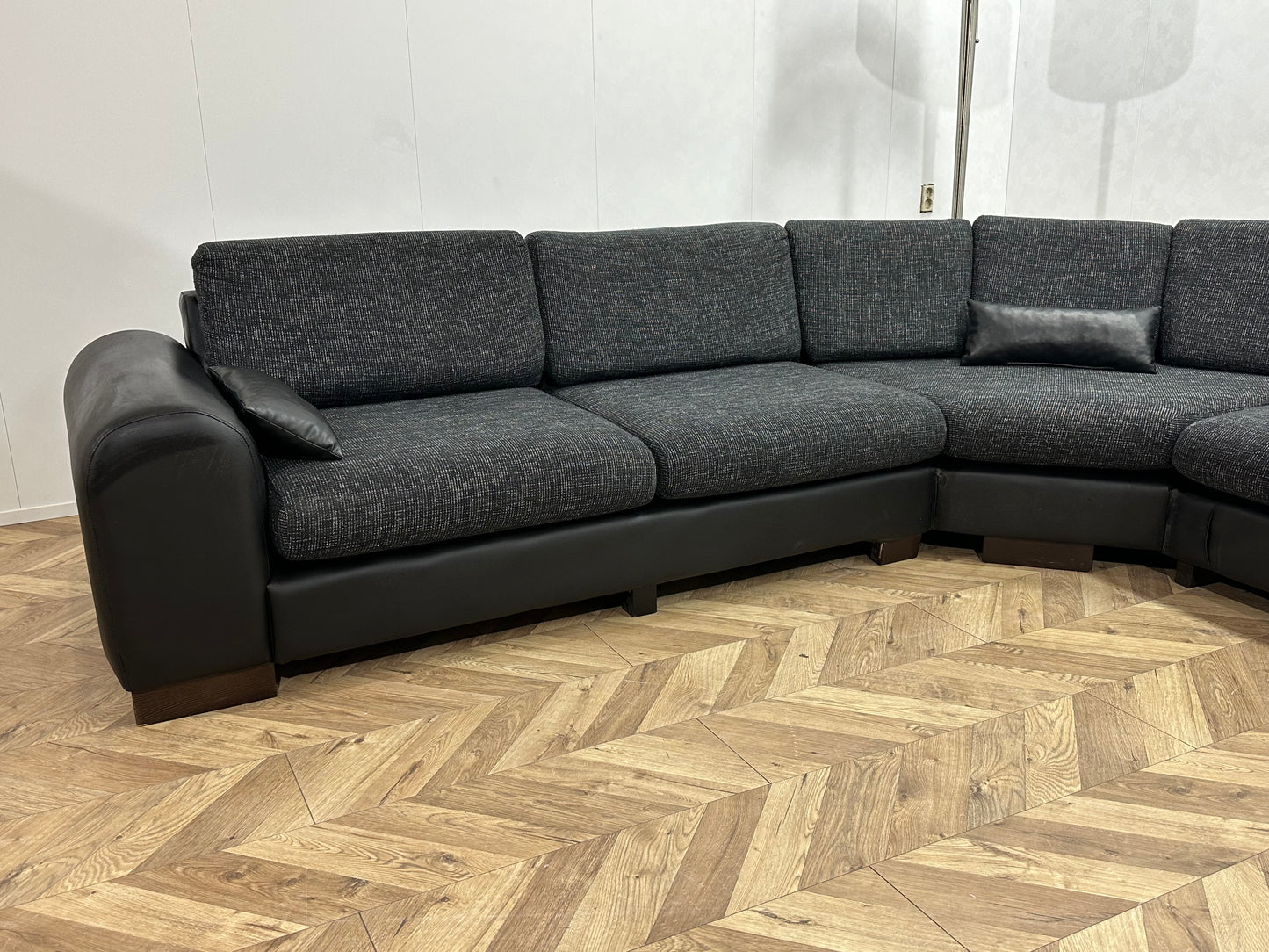 Zwarte/Antraciet Lederen/Stoffen Hoekbank Inc Hocker ~ Losse Kussens Met Afneembare Hoezen