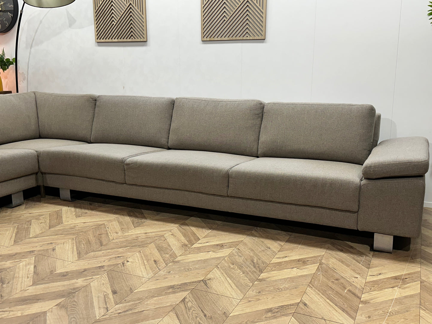 Licht Grijze Ruime Hoekbank ~ Verstelbare Armsteunen