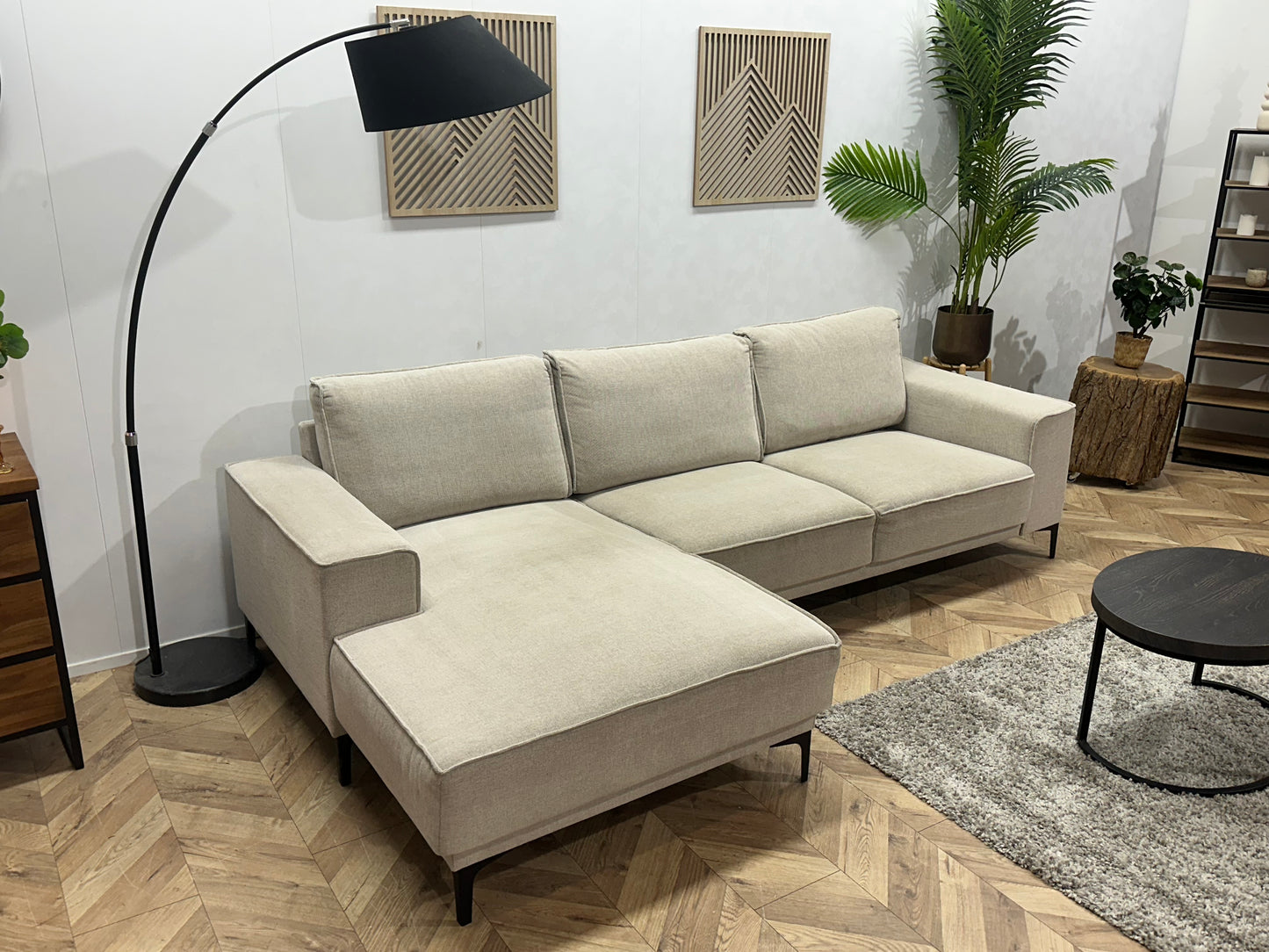 Beige Suède Stoffen Hoekbank ~ Losse Rugkussens Met Afneembare Hoezen