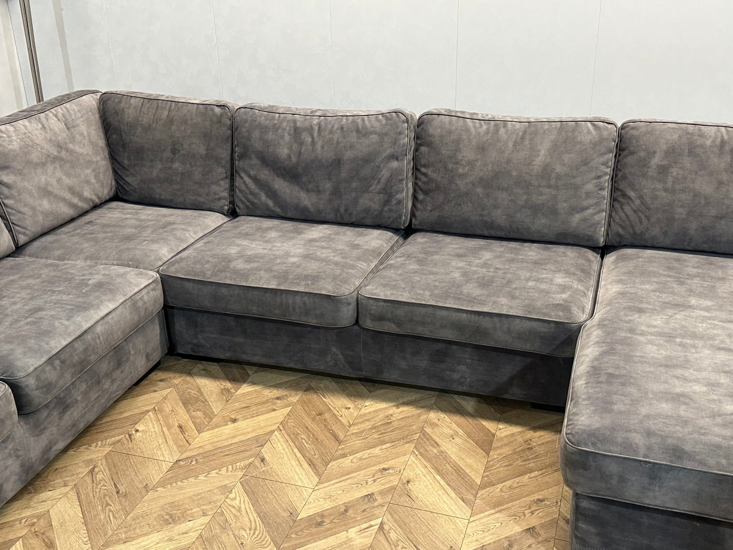 Room108 Grijze Ruime Velvet U Bank ~ Nieuwstaat