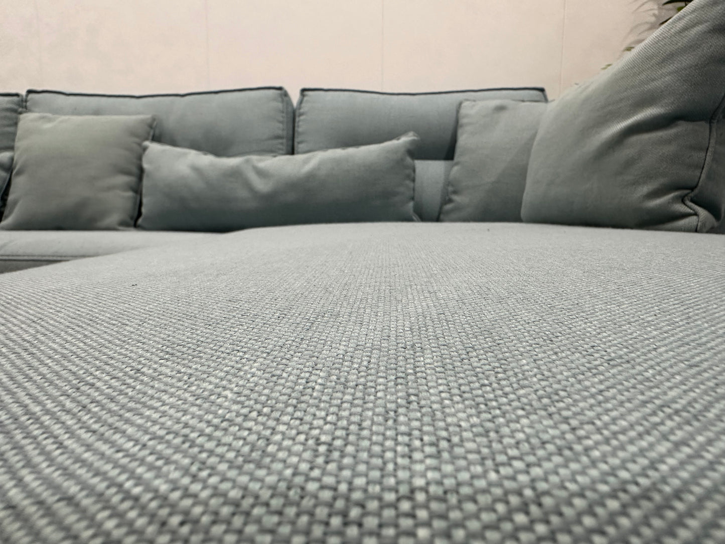 Licht Blauwe Ruime Hoekbank ~ Losse Rugkussens Met Afneembare Hoezen