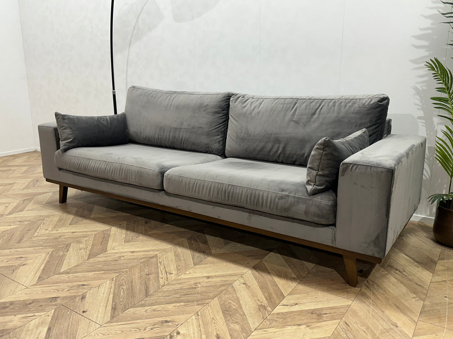 Grijze Velvet 2.5-Zits Bank ~ Losse Kussens Met Afneembare Hoezen