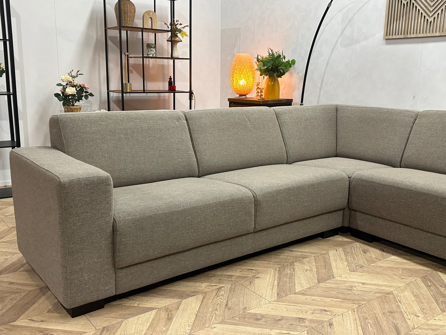 Licht Grijze Hoekbank ~ Vaste Kussens