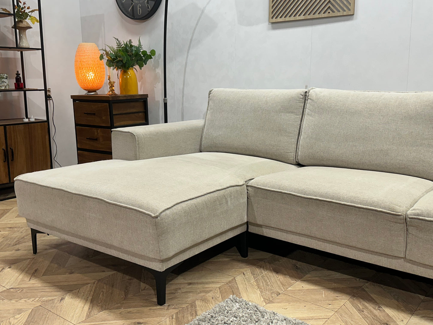 Beige Suède Stoffen Hoekbank ~ Losse Rugkussens Met Afneembare Hoezen