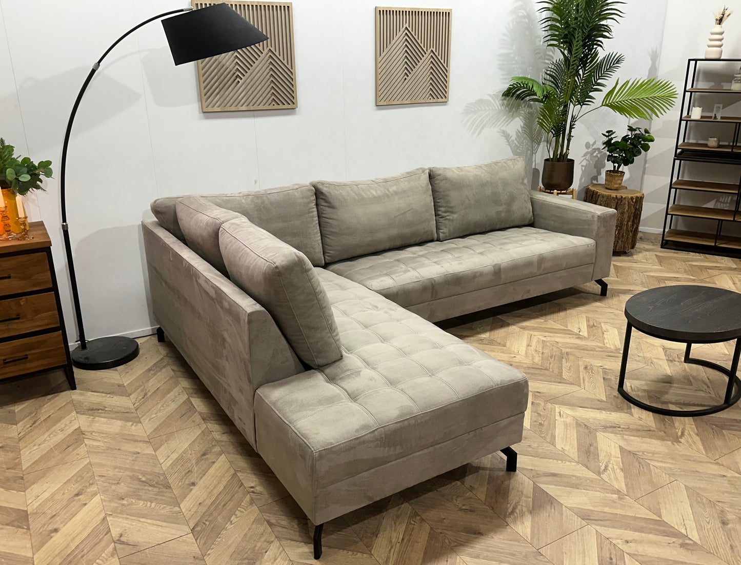 Grijze Suède Stoffen Hoekbank ~ Losse Rugkussens Met Afneembare Hoezen