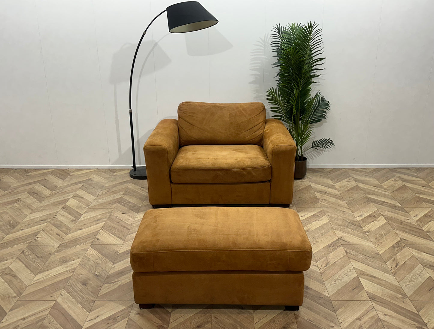 Montèl Cognac Bruine Suède Lederen Fauteuil Inc Hocker ~ Losse Kussens Met Afneembare Hoezen
