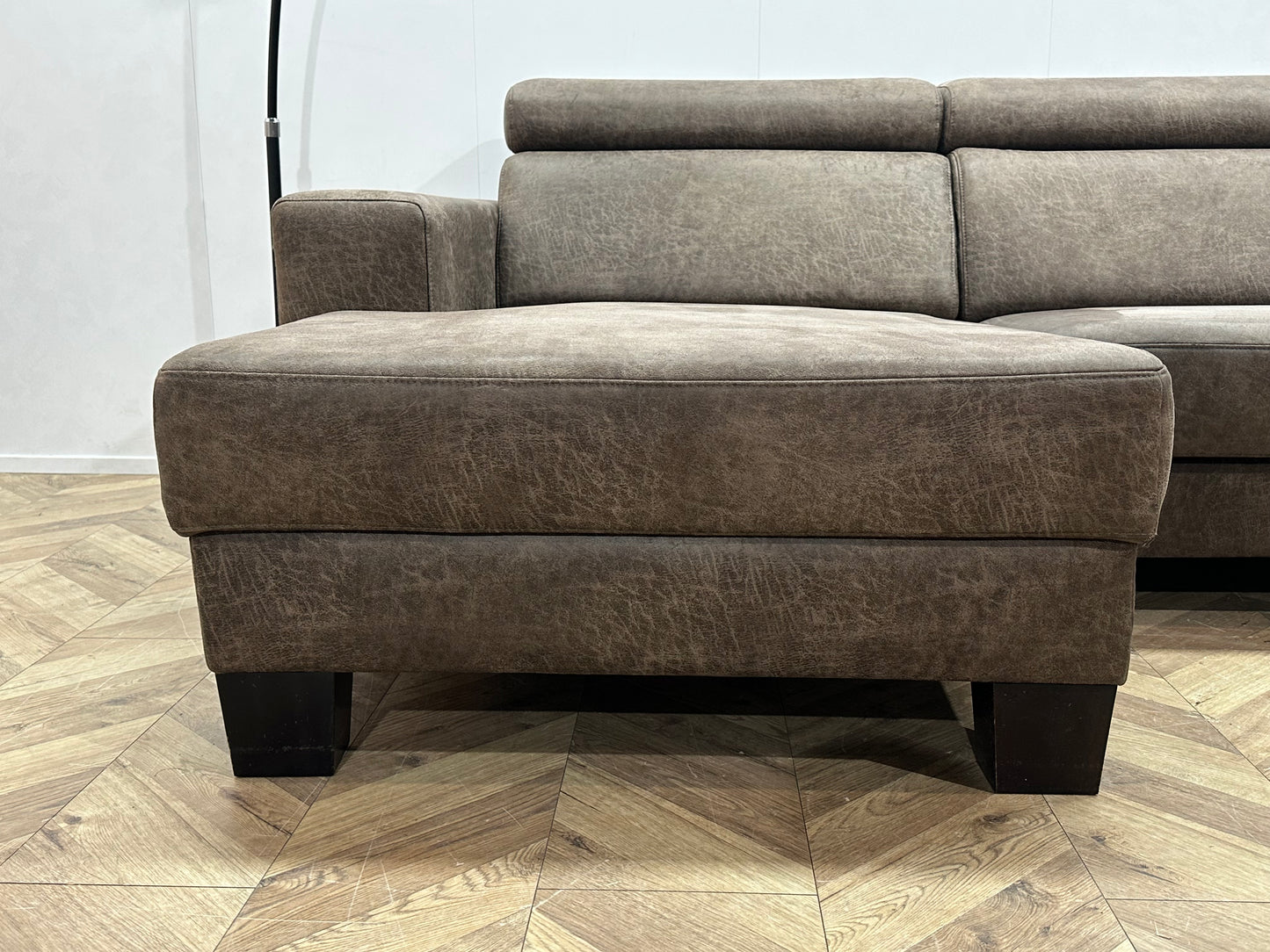 In.House Bruine Suède Stoffen Hoekbank ~ Verstelbare Hoofdsteunen