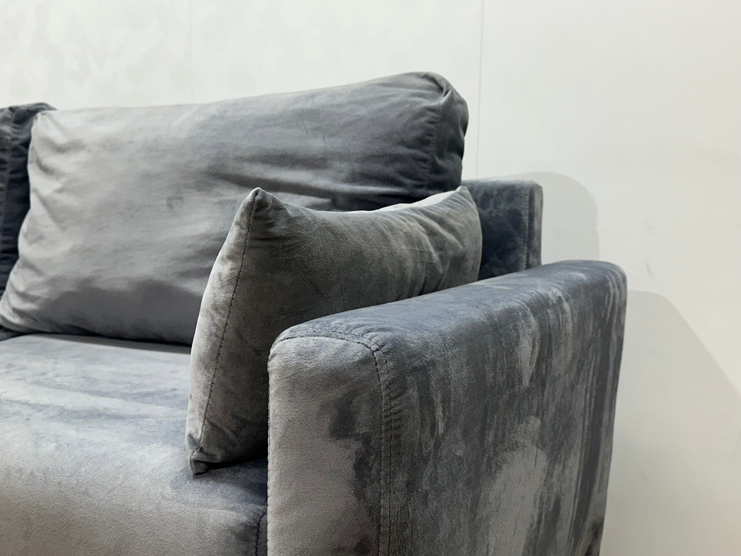 Grijze Velvet Hoekbank ~ Losse Kussens Met Afneembare Hoezen