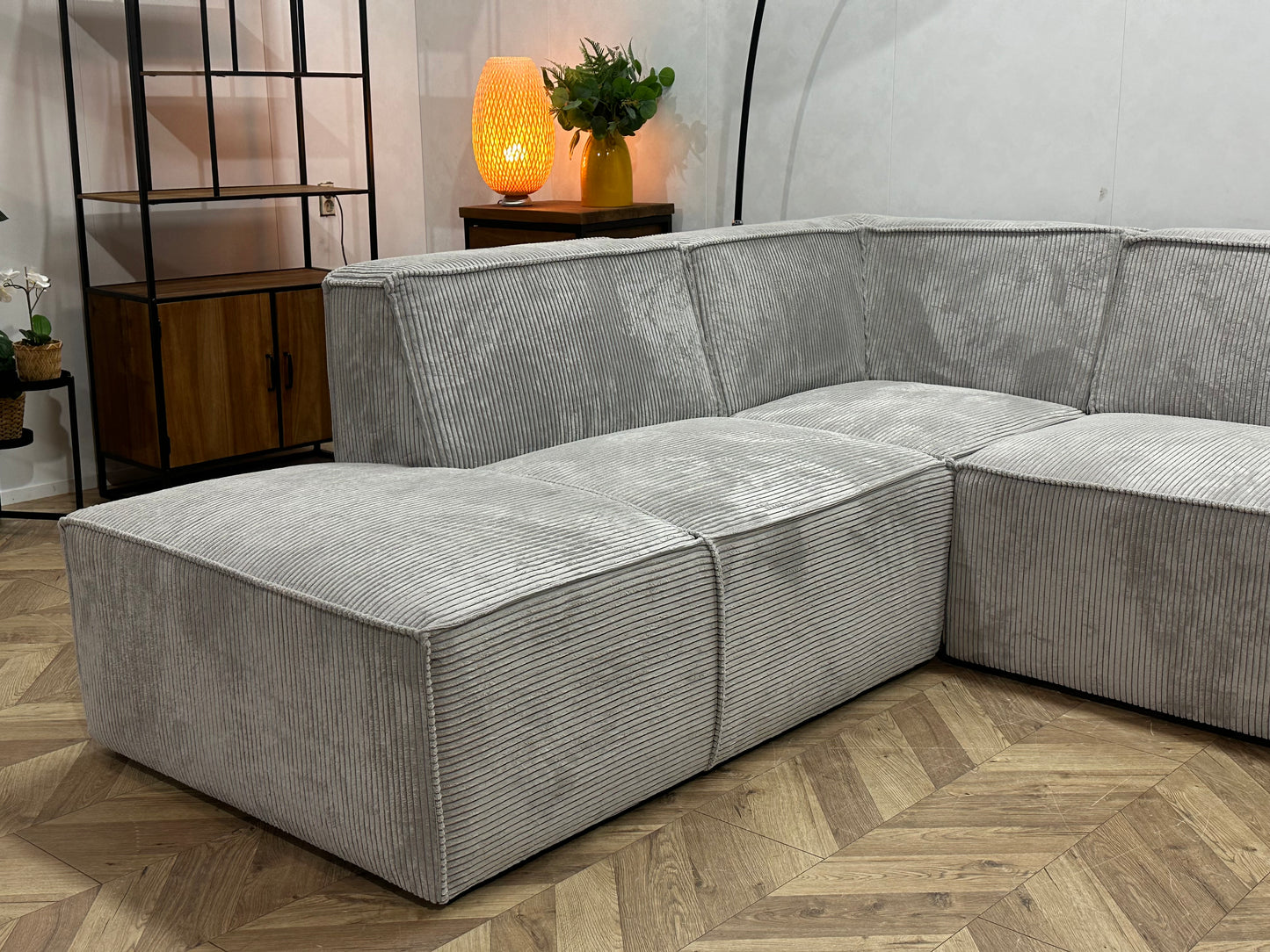 !Showroommodel! Licht Grijze Ribstof Hoekbank