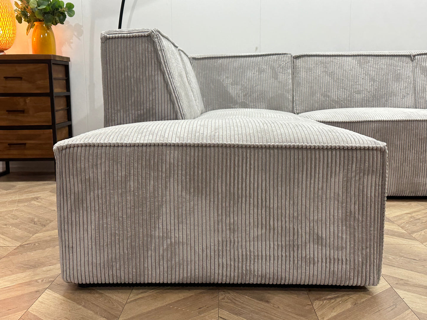 !Showroommodel! Licht Grijze Ribstof Hoekbank