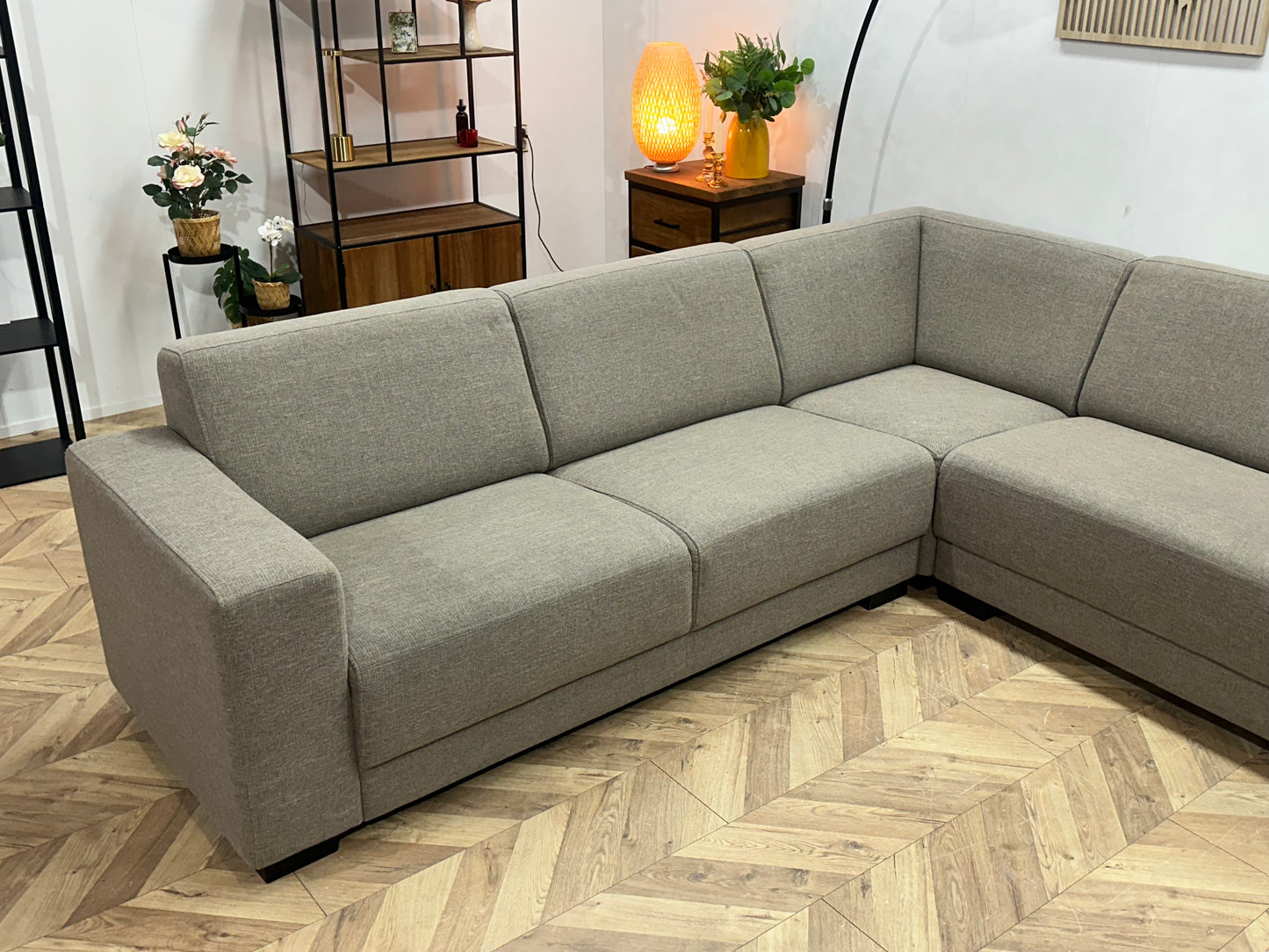 Licht Grijze Hoekbank ~ Vaste Kussens