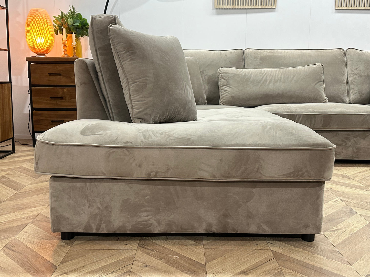 Licht Grijze/Beige Velvet Ruime U Bank ~ Losse Kussens Met Afneembare Hoezen