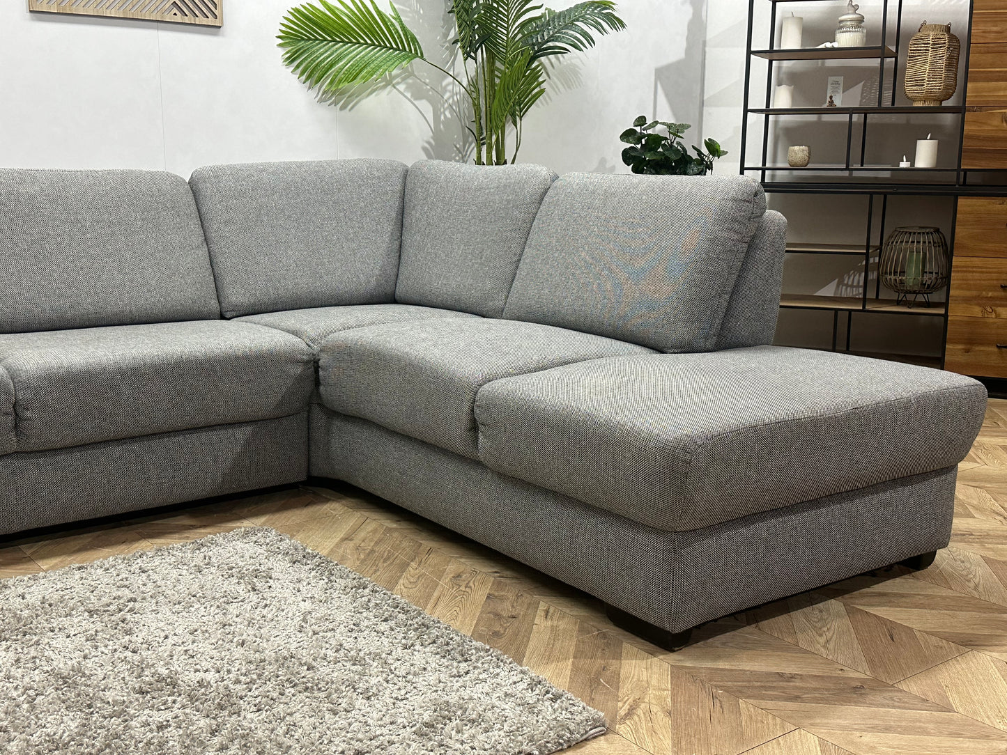 Licht Grijze Hoekbank ~ Vaste Kussens