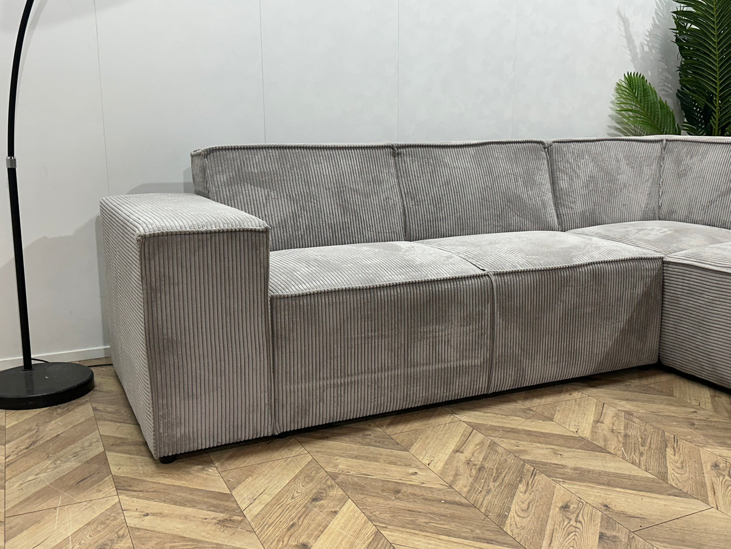 !Showroommodel! Licht Grijze Ribstof Hoekbank