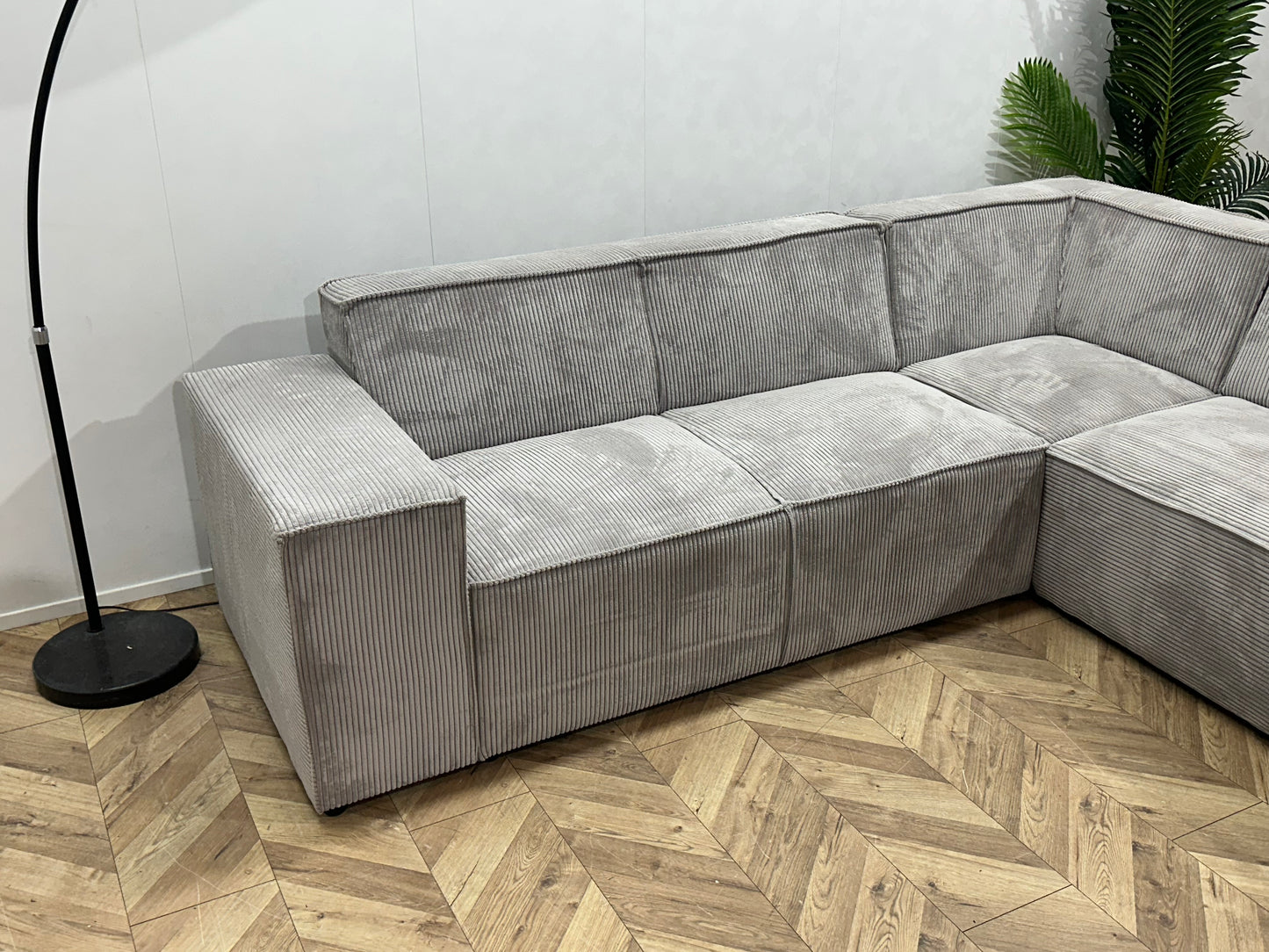 !Showroommodel! Licht Grijze Ribstof Hoekbank