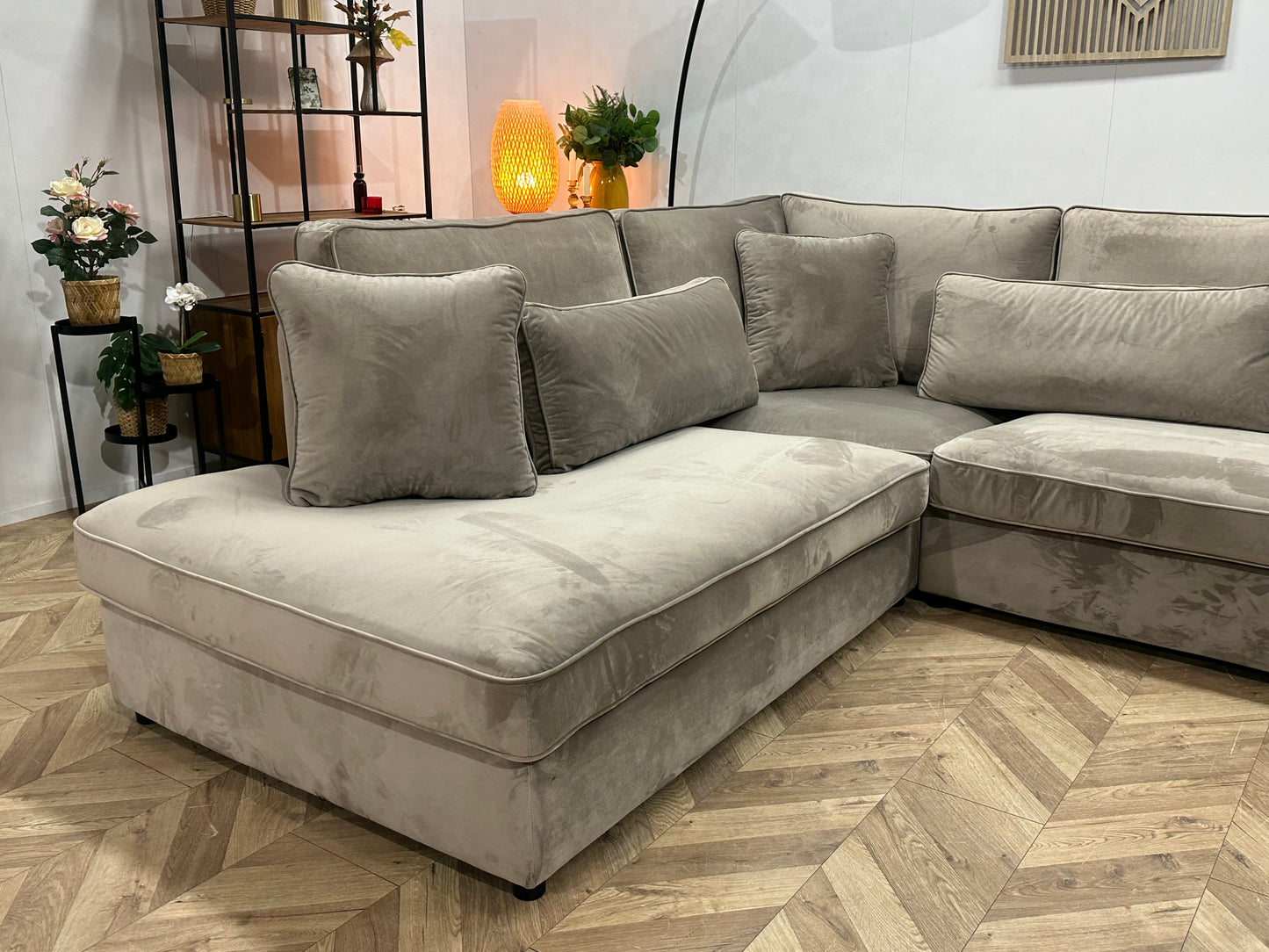 Licht Grijze/Beige Velvet Ruime U Bank ~ Losse Kussens Met Afneembare Hoezen