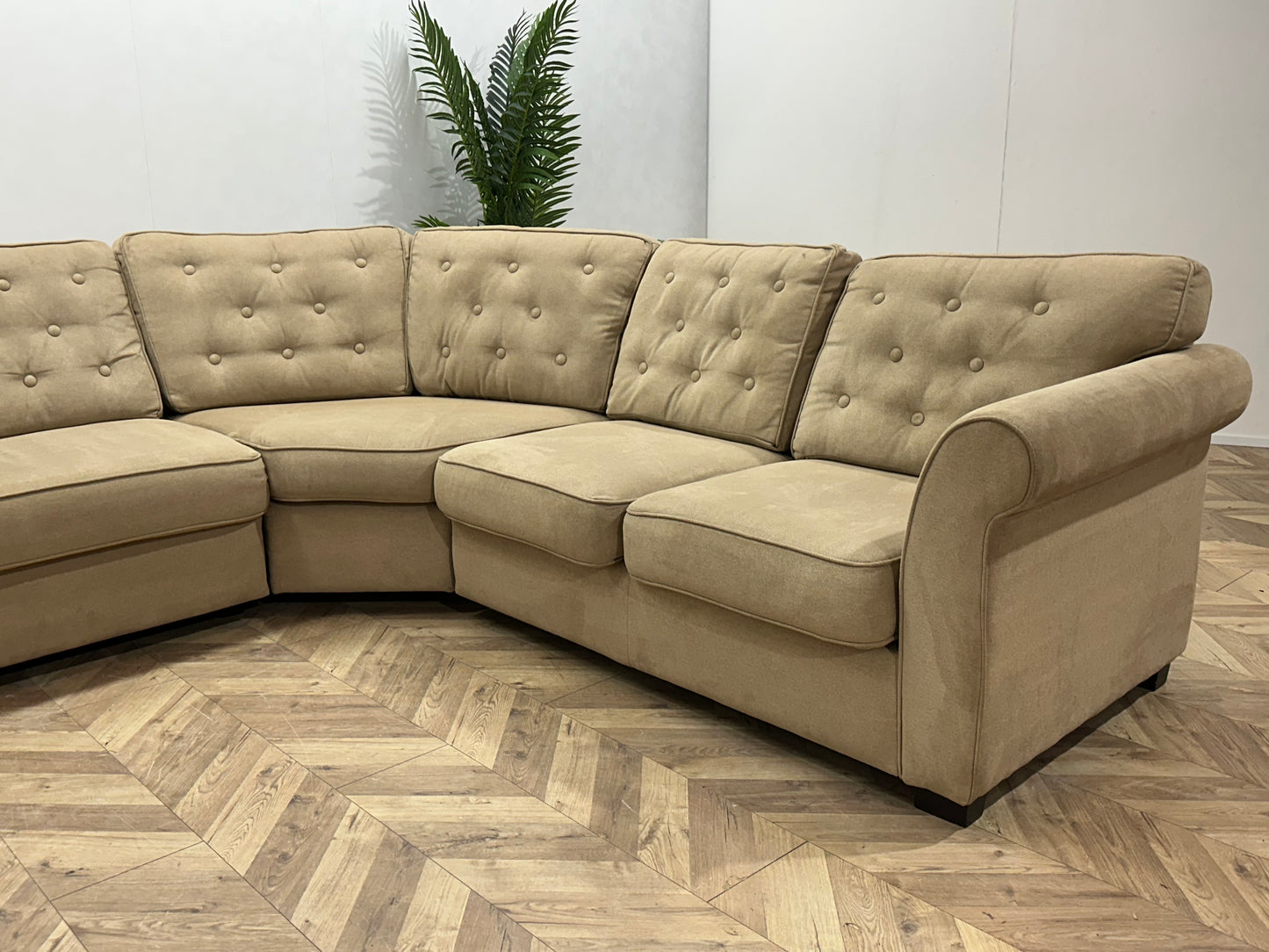 Beige Suède Stoffen Hoekbank ~ Losse Rugkussens Met Afneembare Hoezen