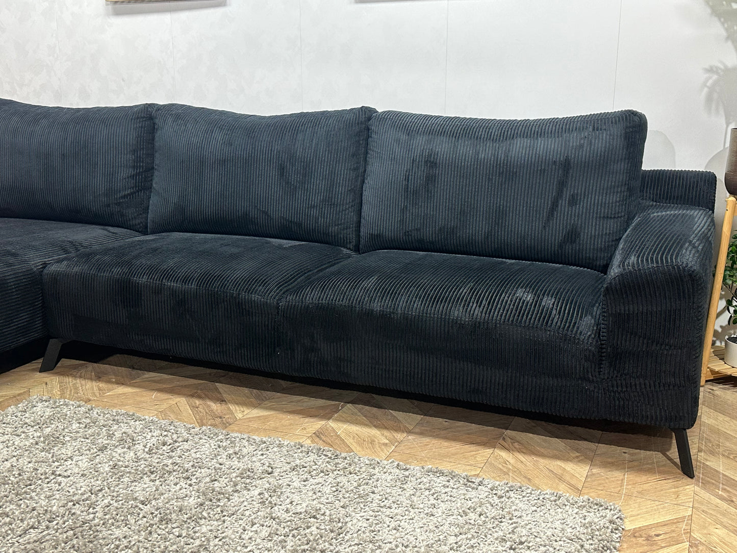 Zwarte Ribstof Hoekbank ~ Losse Rugkussens Met Afneembare Hoezen