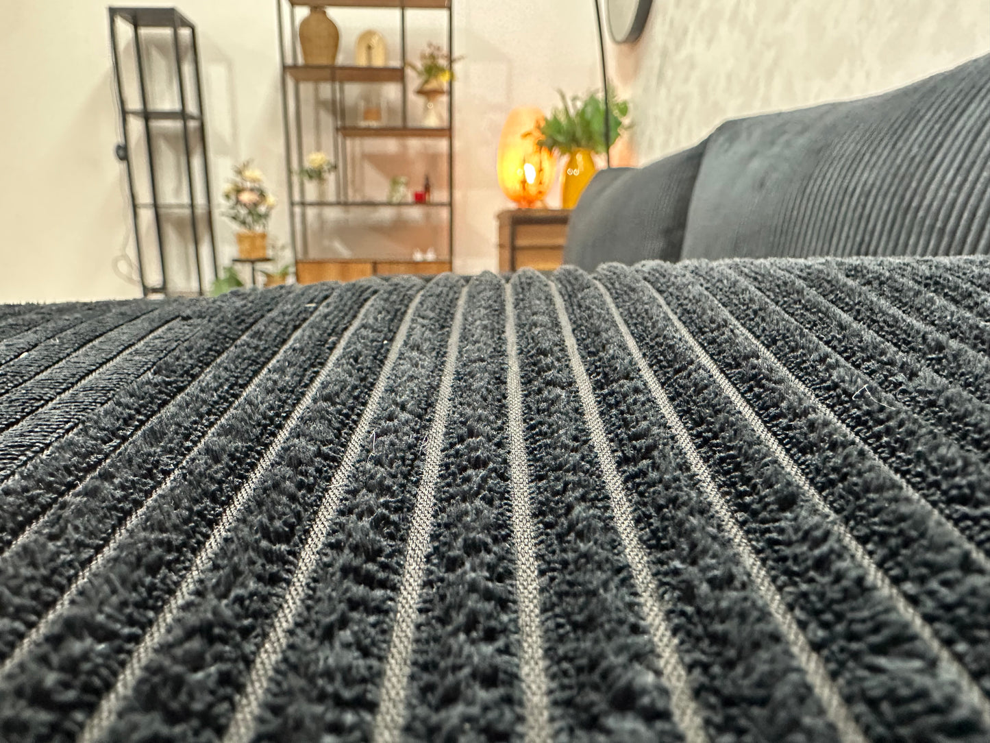 Zwarte Ribstof Hoekbank ~ Losse Rugkussens Met Afneembare Hoezen