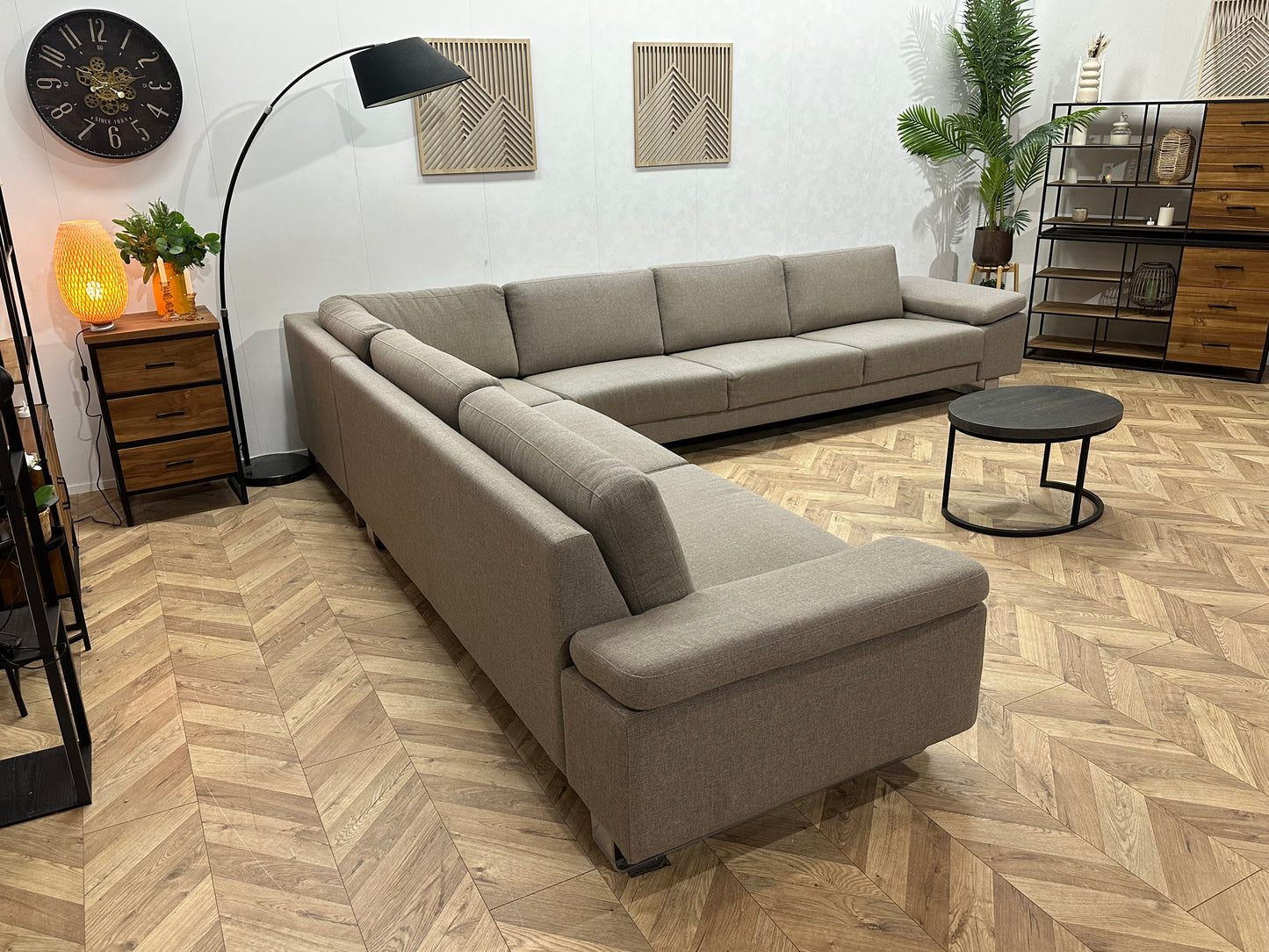 Licht Grijze Ruime Hoekbank ~ Verstelbare Armsteunen