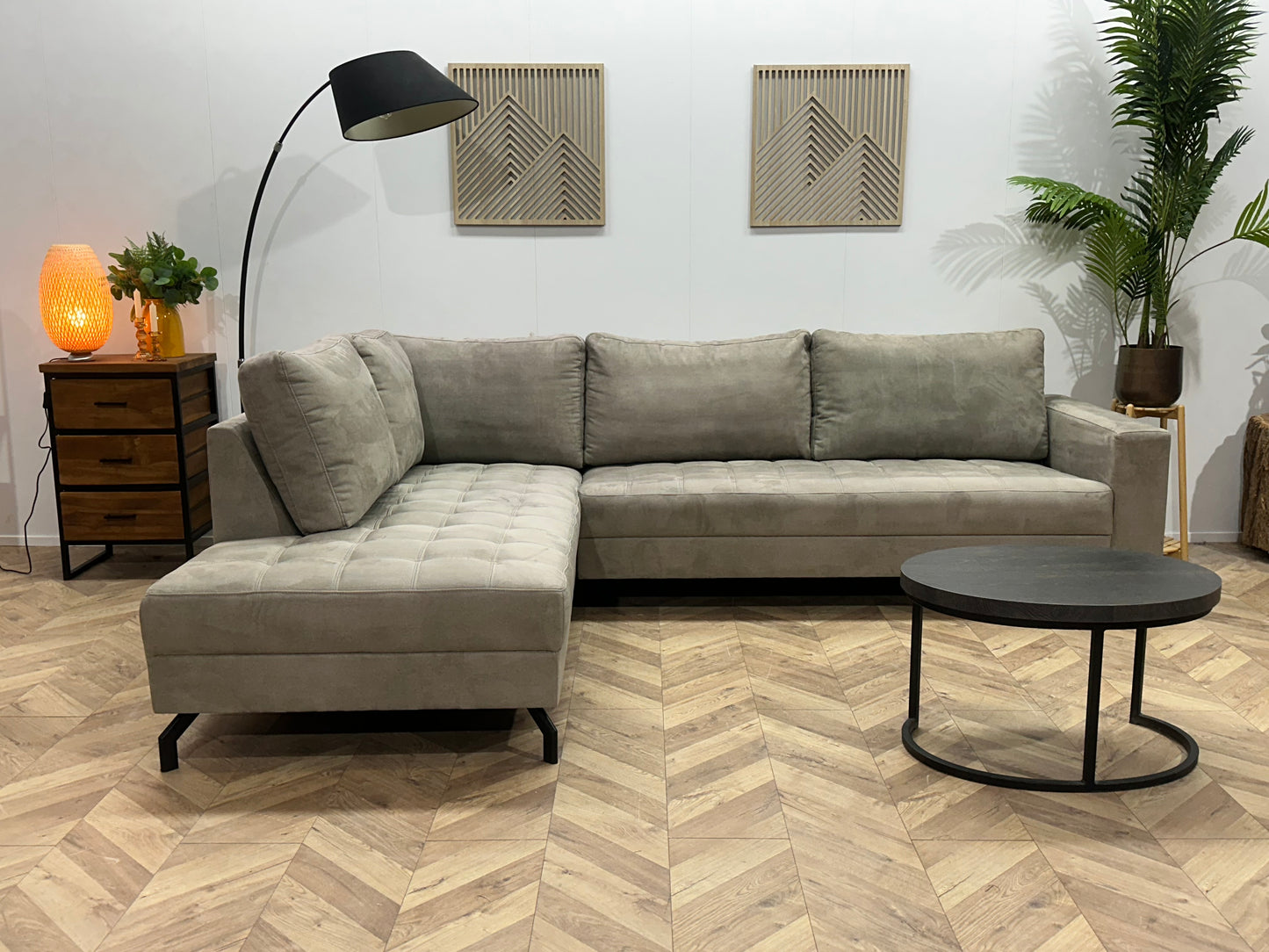 Grijze Suède Stoffen Hoekbank ~ Losse Rugkussens Met Afneembare Hoezen