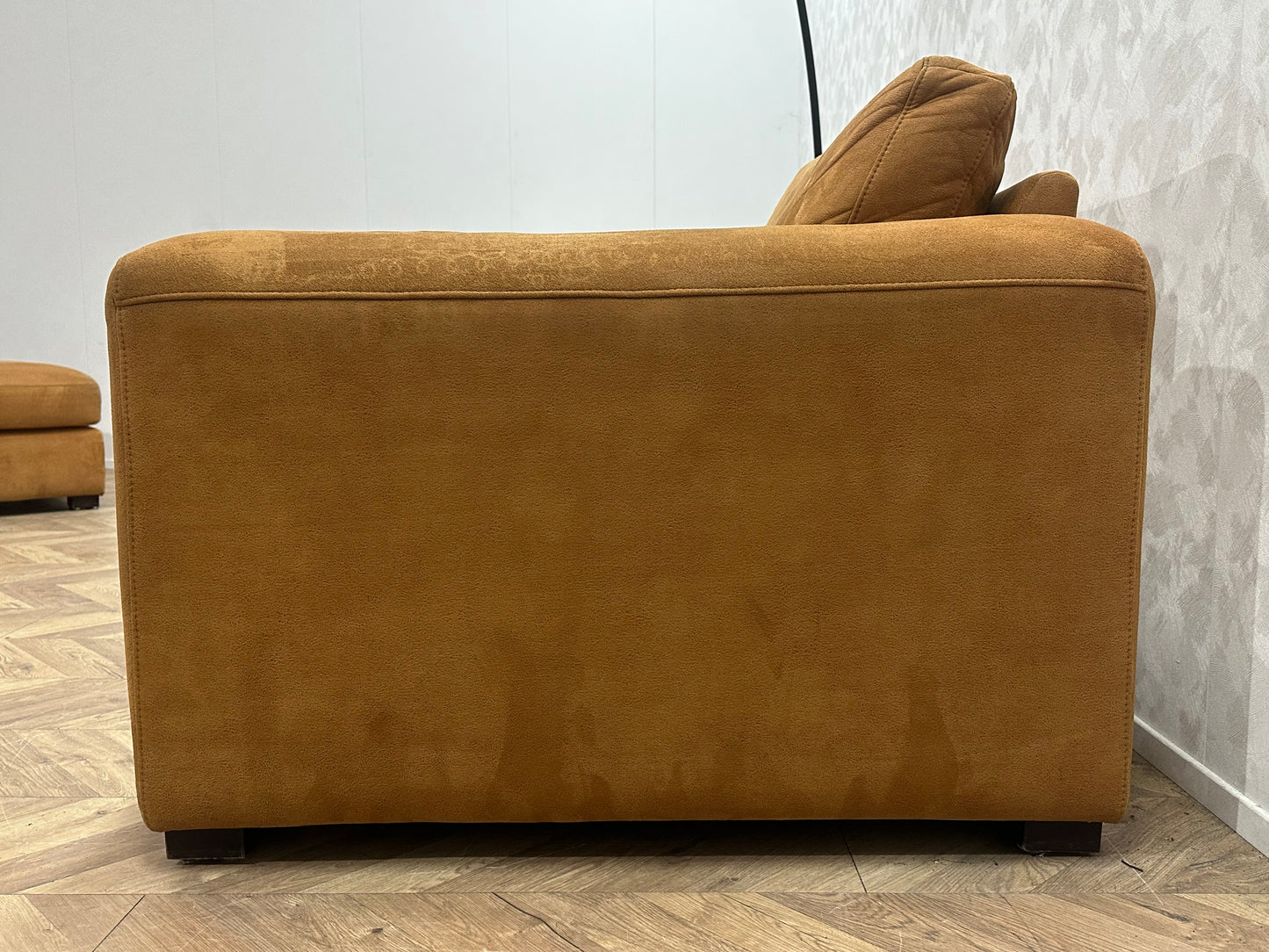 Montèl Cognac Bruine Suède Lederen Fauteuil Inc Hocker ~ Losse Kussens Met Afneembare Hoezen