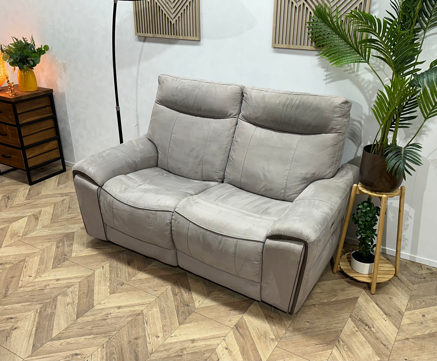 Licht Grijze 2.5-Zits Bank ~ Elektrisch Verstelbare Zittingen