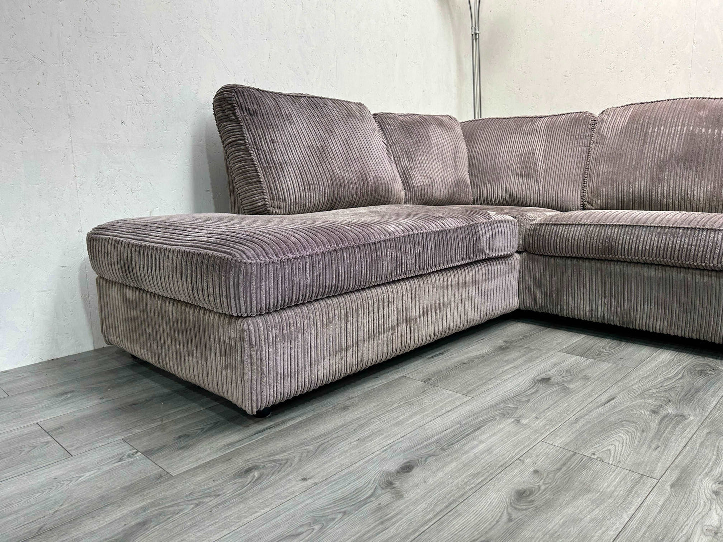 Beige Ribstof Hoekbank Met Hocker ~ Losse Kussens Met Afritsbare Hoezen