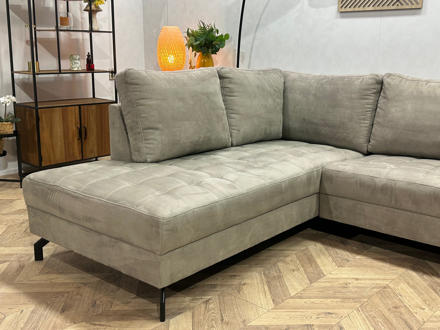 Grijze Suède Stoffen Hoekbank ~ Losse Rugkussens Met Afneembare Hoezen