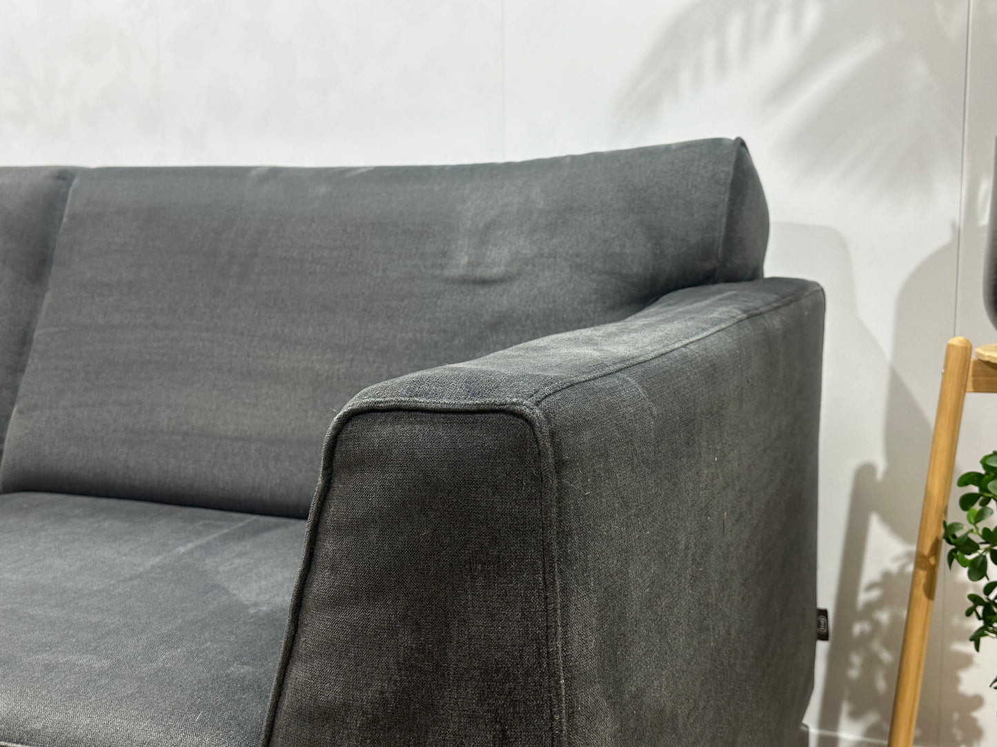 H&H Grijze Suede Stoffen 2.5-Zits Bank ~ Nieuwstaat