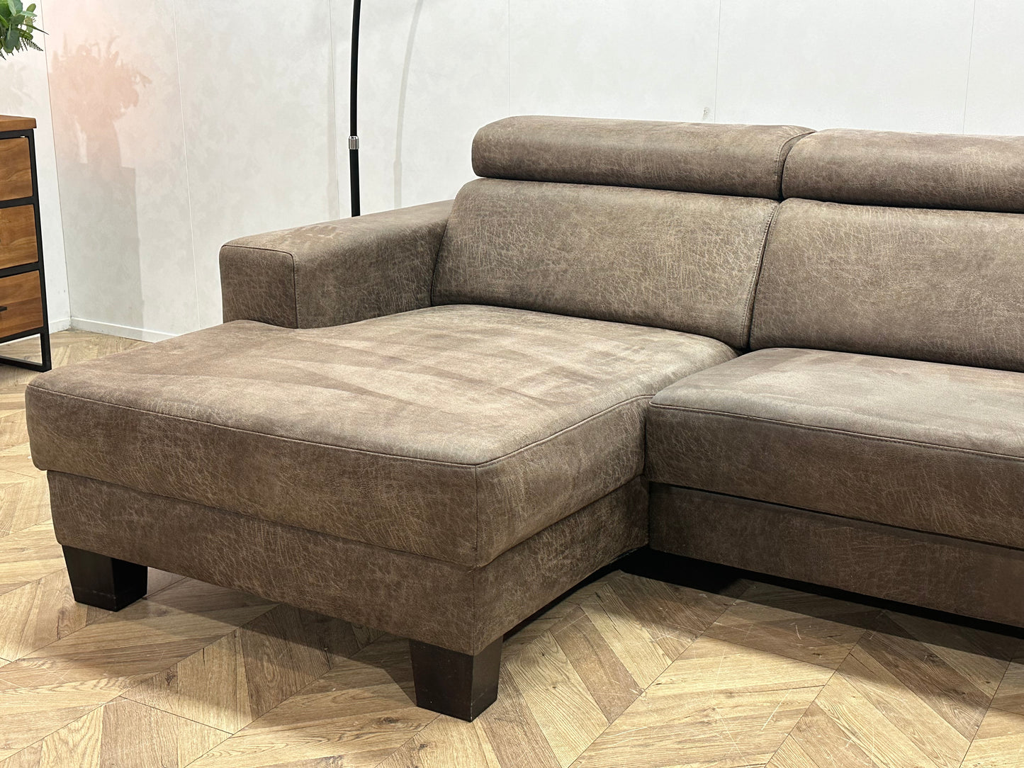 In.House Bruine Suède Stoffen Hoekbank ~ Verstelbare Hoofdsteunen