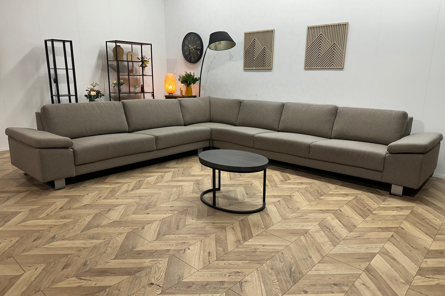 Licht Grijze Ruime Hoekbank ~ Verstelbare Armsteunen